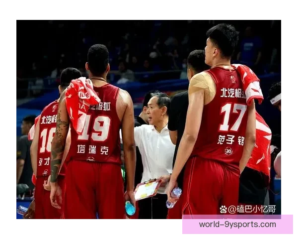 全新赛季揭幕战激烈开战 球迷热议明星球员表现与战术变化