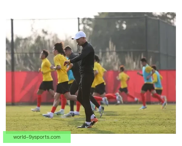 国足备战关键比赛 教练强调战术调整与体能提升